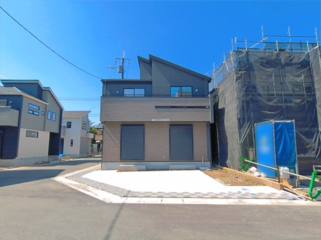 入間郡三芳町大字北永井の新築一戸建の外観|ベビーカーなども収納できて便利な土間収納のある玄関です。
忙しい朝も家族で快適に使える広い洗面室も魅力的♪