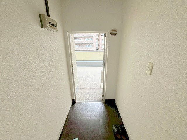 シャルル新大阪の玄関