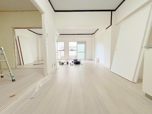 シャルル新大阪の居間・リビング