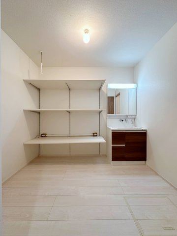 南区宇品神田4丁目 No.1の洗面所|シャワー付き洗面化粧台☆
洗面台にシャワー機能が付いたもので、シャンプーなども行える多機能洗面台です。また、顔や手を洗うためだけではなく、シャワー付き洗面台を使えば手洗い洗濯などでも利用できます♪