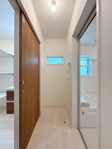 南区宇品神田4丁目 No.1の洗面所|脱衣所☆
洗面所と分かれているため家族の入浴中も洗面所が使いやすいです♪