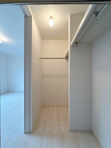 南区宇品神田4丁目 No.1の収納|全居室収納☆
3階6.75帖主寝室のウォークインクローゼット♪
