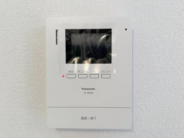 南区宇品神田4丁目 No.1の防犯設備|ドアホン☆
来客があったとき、室内からカメラやマイクを使って相手や用件を確認できます。相手を事前に確認することができ、訪問販売対策や防犯面でも役に立つアイテムです♪