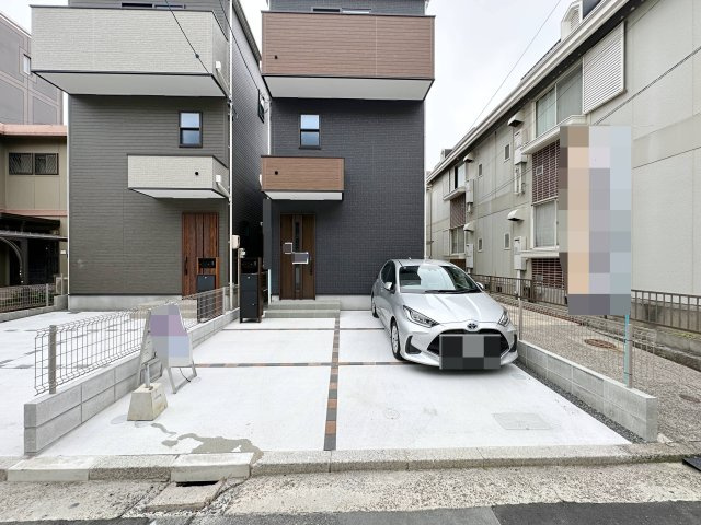 南区宇品神田4丁目 No.1の駐車場|車は並列2台駐車可能☆
広い駐車スペースは来客時も安心です♪