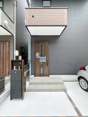 南区宇品神田4丁目 No.1の玄関|宅配BOX付き玄関ポーチ☆
屋根も付いており、雨が降っても濡れる心配はありません♪
