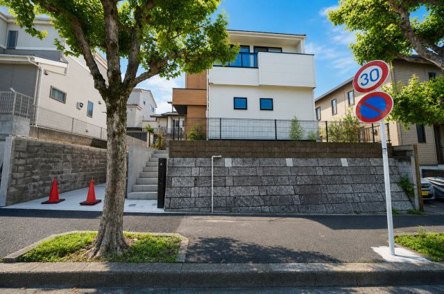 【金が谷2丁目】“ただの建売”では物足りない方へ。20帖超LDK×前面12.7m公道、街並みまで美しい一邸。★仲介手数料無料★