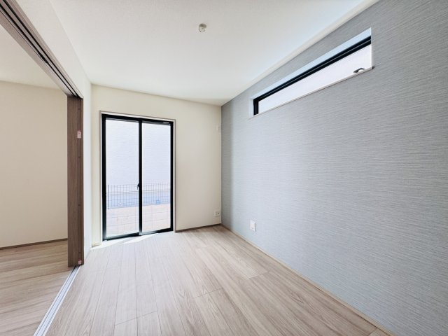 松戸市中金杉4丁目新築戸建【小金北小学校:7分】の洋室|1F5帖洋室・アクセントクロス