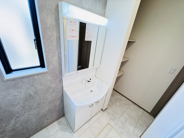 松戸市中金杉4丁目新築戸建【小金北小学校:7分】の独立洗面台|シャワーヘッド付き三面鏡洗面化粧台