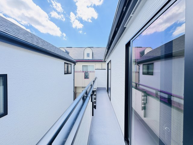 松戸市中金杉4丁目新築戸建【小金北小学校:7分】のバルコニー|南向きワイドバルコニー・日当たり良好♪