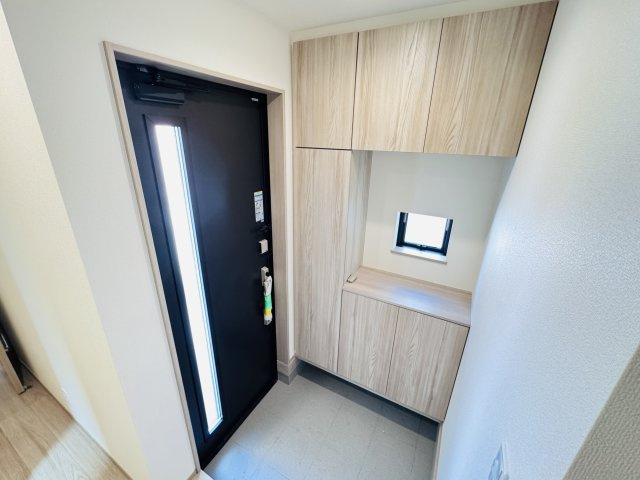 松戸市中金杉4丁目新築戸建【小金北小学校:7分】の玄関|玄関ホール・容量たっぷりシューズボックス
