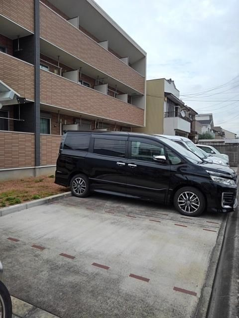 サンリット　ローレルの駐車場