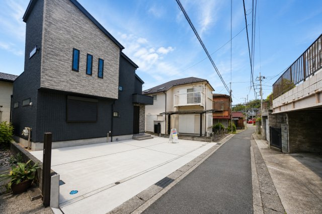 【今宿東町】吹抜けのある18.9帖LDK｜並列2台駐車可能な開放感ある新築戸建て★仲介手数料無料★の前面道路含む現地写真|前面道路は車通りも比較的少なく、落ち着いた住環境が魅力。ゆとりあるカースペースを確保し、車の出し入れもスムーズに行えます。