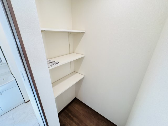 松戸市中金杉4丁目新築戸建【小金北小学校:7分】のキッチン|キッチン横・パントリースペース