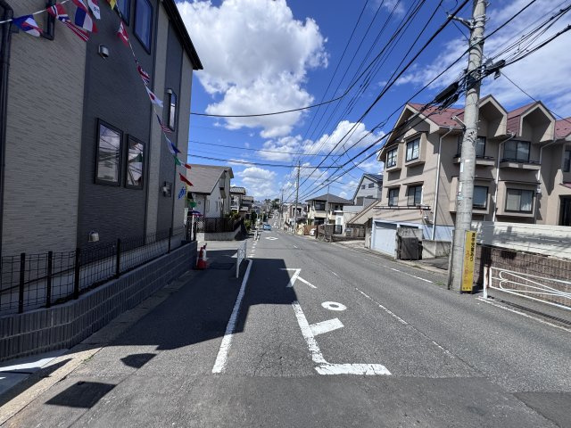 松戸市中金杉4丁目新築戸建【小金北小学校:7分】の前面道路含む現地写真|東側前面道路
