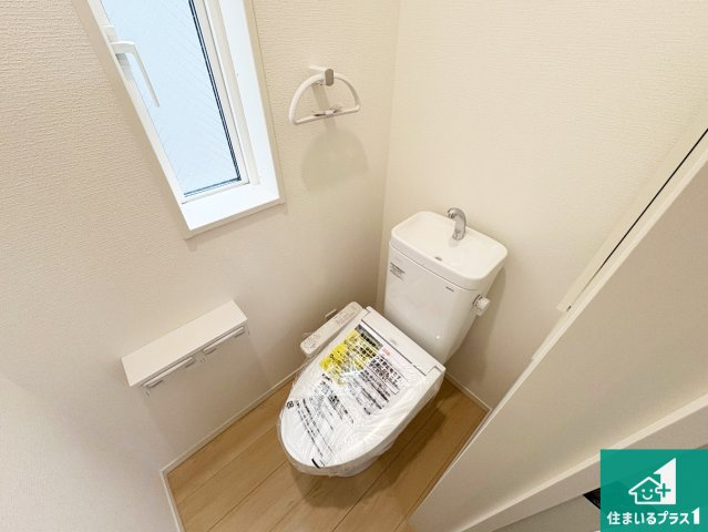 高槻市永楽町　第2期　新築一戸建てのトイレ|1・2階の2ヶ所にあるので、朝の忙しい時間の順番待ちもなく、深夜の利用にも大変便利です。