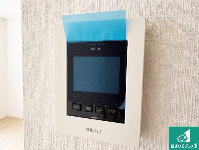 高槻市永楽町　第2期　新築一戸建ての防犯設備|カラーモニターインターホン！声だけでなく来訪者の姿や顔がモニターで確認できるので、小さなお子様がいらっしゃるご家庭でも安心できます！