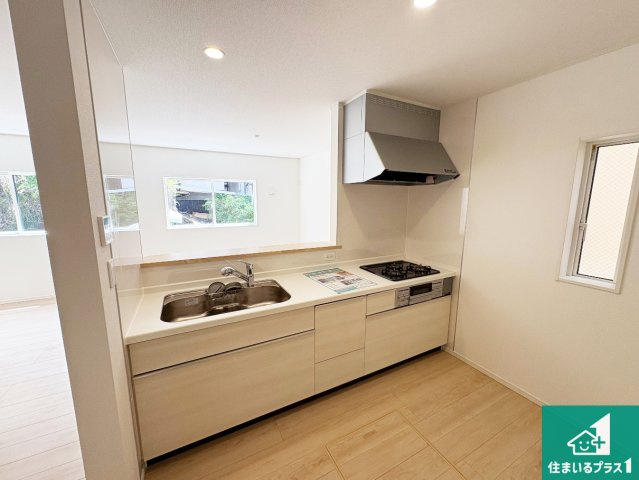 高槻市永楽町　第2期　新築一戸建てのキッチン|リビングと統一感があり、使い勝手のいいキッチン。広々としているので、二人並んで作業が出来ちゃいます。お子様と一緒に色々なお料理に挑戦できるスペースがあります。