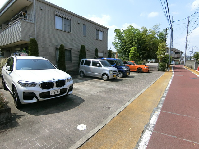 Park West B棟の駐車場