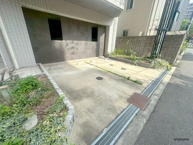 パウゼドーム前　仲介手数料無料の駐車場