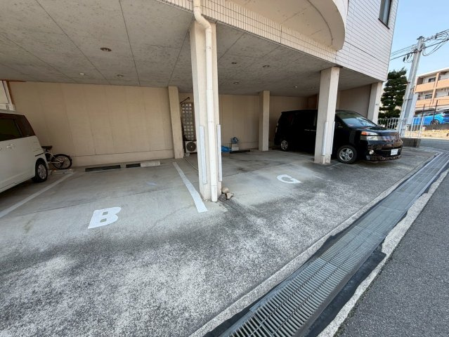 サンハイツ坂末の駐車場