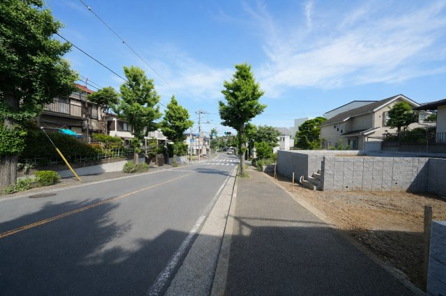 【建売感の少ない街並み】ゆとりある敷地と街並みが魅力の4LDK新築戸建て★仲介手数料無料★の前面道路含む現地写真|前面道路は幅員約12.4mとゆとりがあり、開放感ある街並みが魅力。歩道も整備され、小さなお子様のいるご家庭にも安心の住環境です。