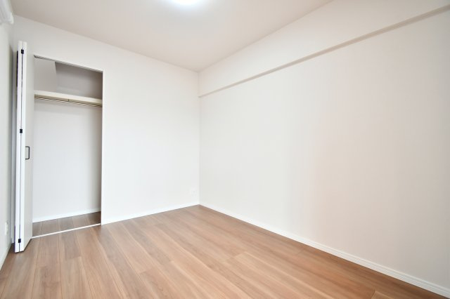 ワコーレ越谷の洋室|洋室①4.7帖：クローゼットは上下セパレート・ハンガーパイプ付きです！上には季節物や思い出など毎日手に取らないものを収納、下にはハンガーパイプへコートや洋服など…かける収納もできます！