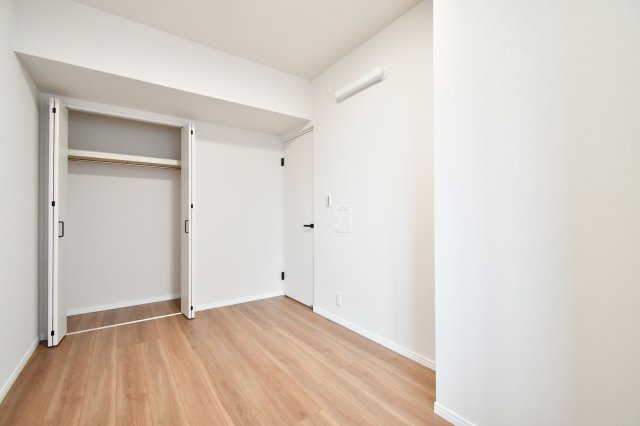 ワコーレ越谷の洋室|洋室②5.3帖：クローゼットは各部屋に備わっておりますので、家族それぞれで洋服収納をすることも可能です。また、上下セパレートになっているため衣替えもしやすく、ハンガーパイプで家事時短にも◎！