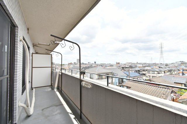 ワコーレ越谷のバルコニー|難しいイメージの住宅ローンは経験スタッフが丁寧にお手伝いしますのでご安心下さい。「家を買って終わり」ではなく、「買ってからがスタート」と考え、一人ひとりにあった資金計画やプランをご提案致します！