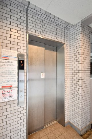 ワコーレ越谷のその他共用部分|エレベーターが設置されておりますので大荷物を抱えているときやお子様やワンちゃんを抱っこしているときでも楽々昇降できます◎！