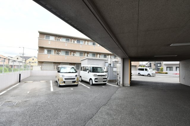 ワコーレ越谷の駐車場|『物件を今日見てみたい』といった当日のご案内、同条件などの物件、他社様掲載物件もご紹介可能！一日でまとめて内覧したい方、ぜひ当社までお問い合わせ下さい。スタッフ一同皆様のご連絡お待ちしております！