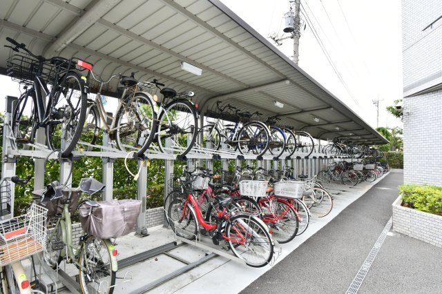 ワコーレ越谷の駐輪場|■私共は、強引なセールスは致しません。『今買えるから大丈夫』ではなく、『買った後の本当の幸せは何か』を考えた上でのご提案を徹底しております。どうぞお気軽にご連絡下さいませ。