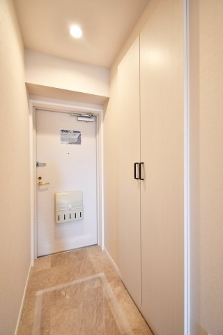 ワコーレ越谷の玄関|トールサイズのシューズボックスですので、ご家族分の靴がしっかり収納する事ができます！ブーツや長靴などの季節ものや、高さのあるヒールなどもまとめて収納できるのが嬉しいポイントです。