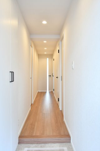 ワコーレ越谷の玄関|玄関は広めに設計されておりますので、お子様と並んで靴を一緒に履く事もできます！トールサイズのシューズボックスですので、ご家族分の靴がしっかり収納する事ができます。