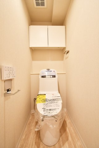 ワコーレ越谷のトイレ|トイレ：奥行きにゆとりがあり、圧迫感の少ないトイレスペース。吊戸棚付きで、トイレットペーパーなどの備品補充も楽々行えます。掃除用具をしまうと清潔感も消す事ができ、イマドキなお部屋にできます。