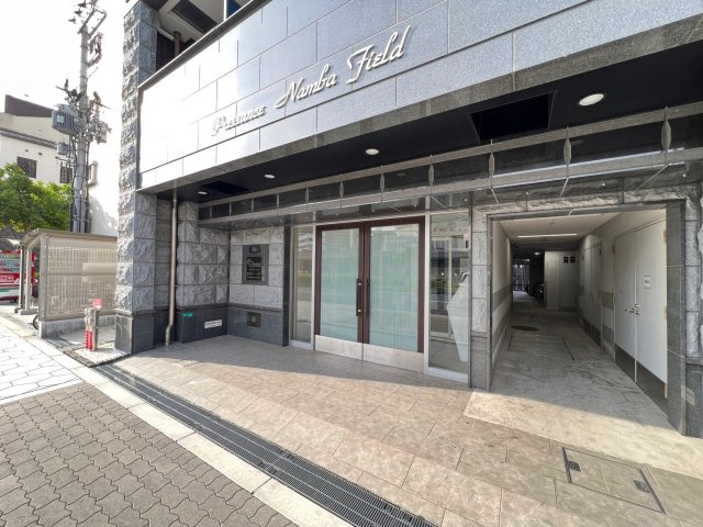 プレサンス難波フィールドのエントランス