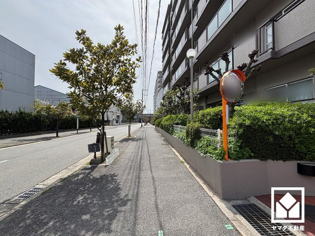 シャルマンコーポ西宮東の外観|阪神本線「今津」駅まで徒歩約17分、阪急今津線「今津」駅まで徒歩約18分、JR東海道本線「西宮」駅まで徒歩約28分の立地。