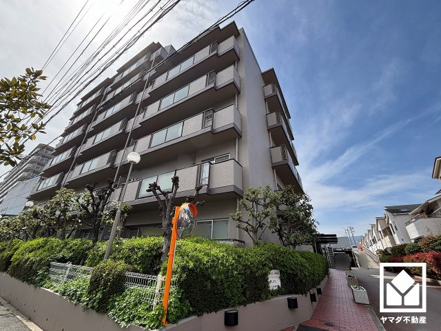 シャルマンコーポ西宮東の外観|敷地内は木々が多く植えられていて、四季の移り変わりが感じられる緑豊かな景観です。