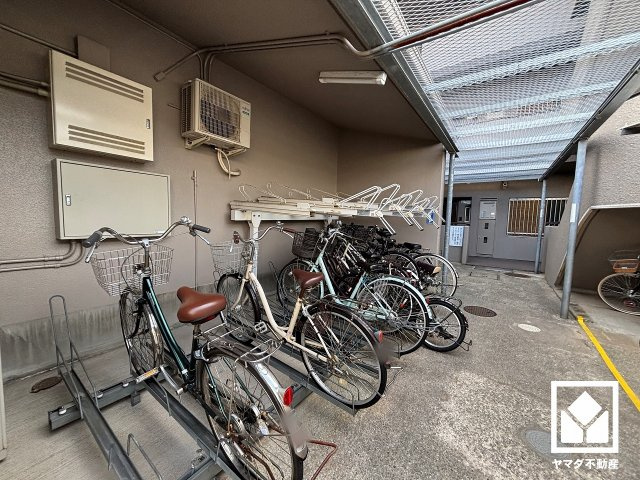 シャルマンコーポ西宮東の駐輪場|サイクルラックの設置された駐輪場を完備。スッキリ整理されて、自転車同士の接触や転倒の心配がございません。