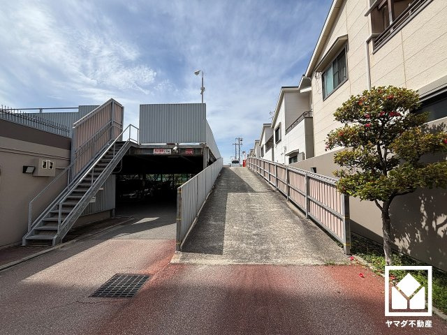 シャルマンコーポ西宮東の外観|「コープ西宮南」まで徒歩5分、「セブンイレブン西宮東町店」まで徒歩6分、「サンドラッグ西宮東町店」まで徒歩7分など、お買い物施設が他にも徒歩圏内に複数あり便利な住環境です。