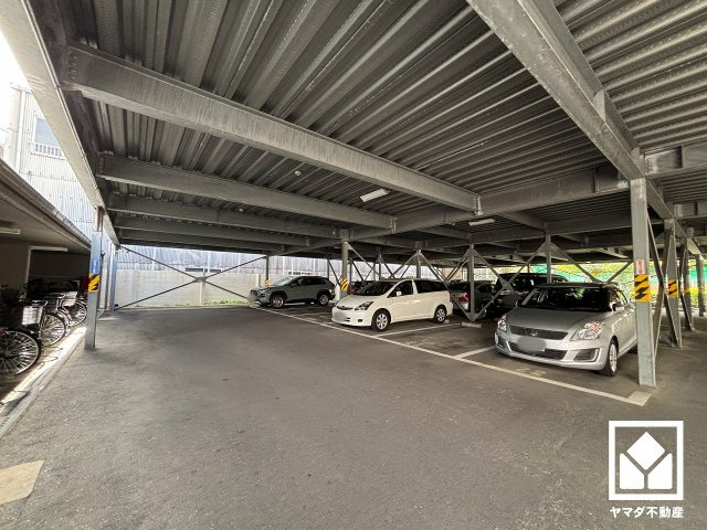 シャルマンコーポ西宮東の駐車場|敷地内に駐車場を完備（月額10000円）。重い荷物や雨の日の移動もスムーズで、快適なカーライフを実現。空き状況等は弊社スタッフまでお気軽にお問い合わせください。