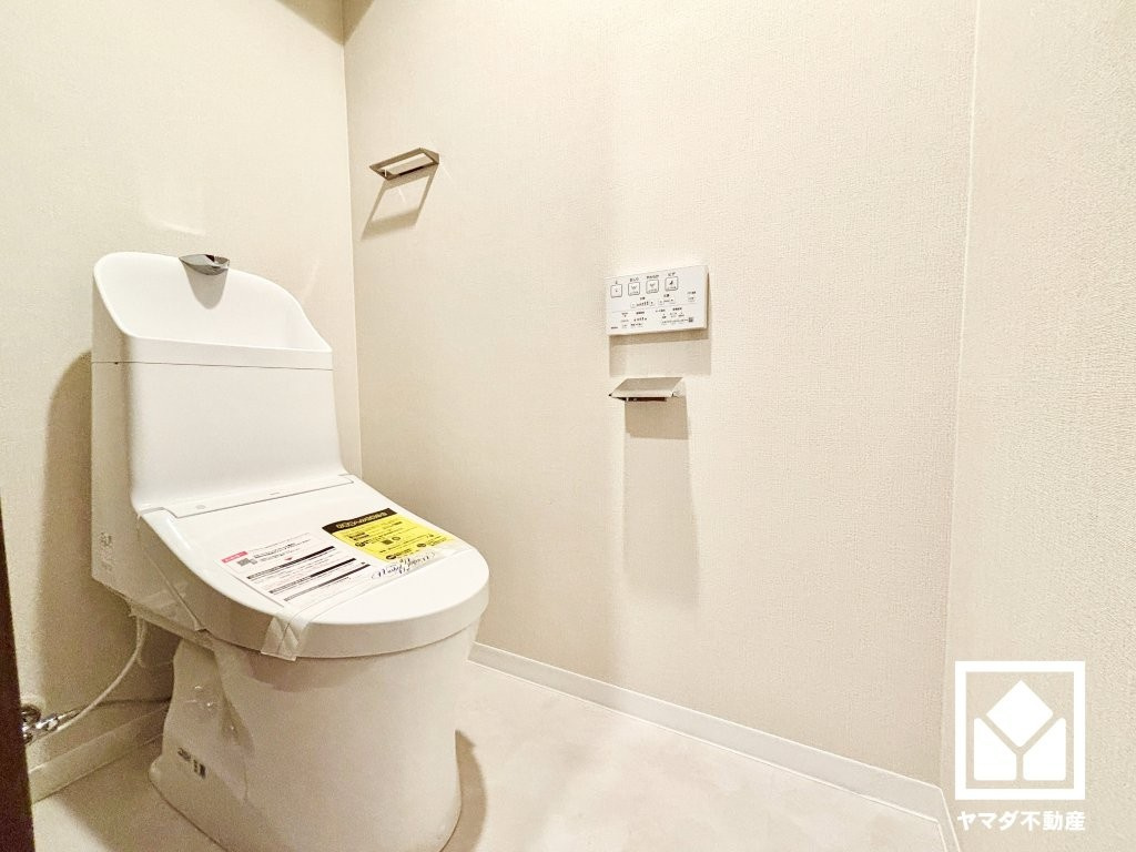 シャルマンコーポ西宮東のトイレ|明るく清潔感溢れるトイレです。温水洗浄便座付きで、季節を問わずいつでも温かい便座をお使いいただけます。毎日使う場所だからこそ、快適性にも配慮されています。