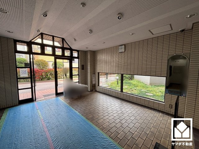 シャルマンコーポ西宮東のエントランス|開放的で落ち着いたエントランスホールが、心を癒すひとときを演出。くつろぎと気品が共存する、快適な住まい。