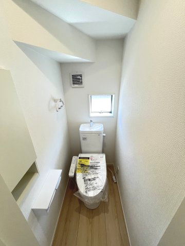 【トイレ】 | 福岡市早良区小田部4丁目第5　1号棟（全1棟）【仲介手数料無料・0円】 | 現地写真。1階のトイレです。