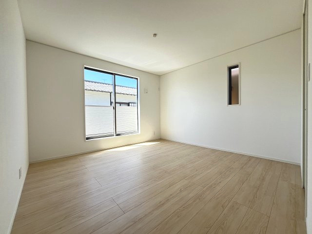 【寝室】 | 福岡市早良区小田部4丁目第5　1号棟（全1棟）【仲介手数料無料・0円】 | 現地写真。2階主寝室です。