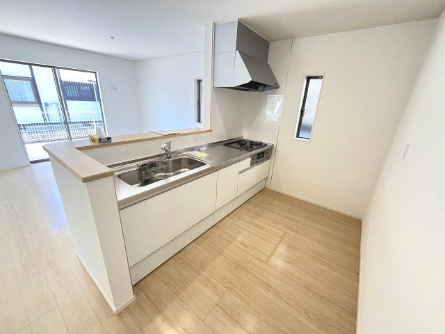 【キッチン】 | 福岡市早良区小田部4丁目第5　1号棟（全1棟）【仲介手数料無料・0円】 | 現地写真。