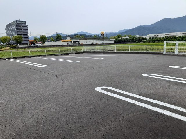 アーバン　エル　Ｃの駐車場