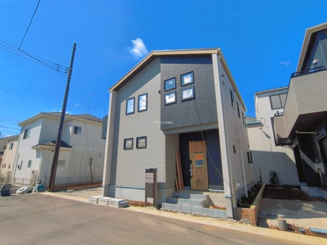 入間郡三芳町大字北永井の新築一戸建の外観|ベビーカーなども収納できて便利な土間収納のある玄関です。
忙しい朝も家族で快適に使える広い洗面室も魅力的♪