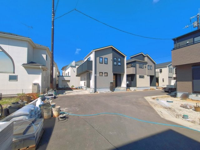 入間郡三芳町大字北永井の新築一戸建の前面道路含む現地写真|前面道路は6m！
37坪以上のゆとりの敷地に建つ3LDK ！
折上天井で開放的な18.75帖のリビング♪