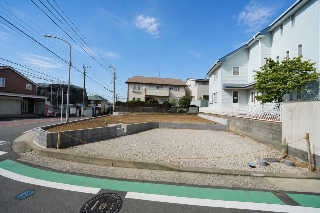 【“ゆったり暮らす”を叶える家】敷地約49坪、テラス付き20帖LDKが魅力の新築戸建て★仲介手数料無料★の外観|南西角地の開放感を活かした、陽当たり良好な新築戸建て。ゆとりある敷地に建つ存在感ある一邸で、完成が待ち遠しい現地です。