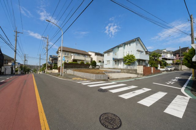 【“ゆったり暮らす”を叶える家】敷地約49坪、テラス付き20帖LDKが魅力の新築戸建て★仲介手数料無料★の前面道路含む現地写真|南側約6.5m、西側約10.9mのゆとりある前面道路に面した開放感ある立地。角地ならではの陽当たりと風通しの良さも魅力です。